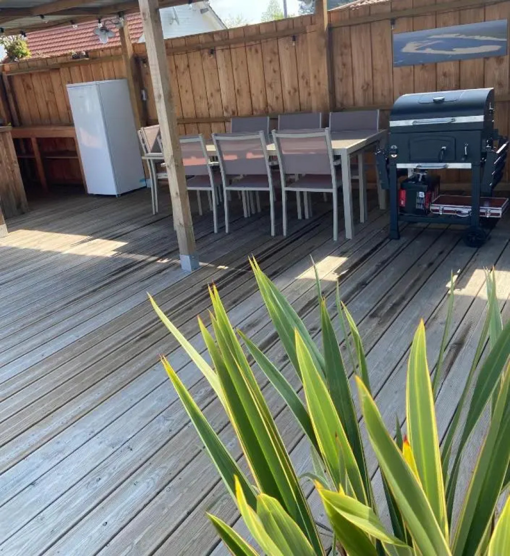 Maison avec sa grande terrasse ensoleillée