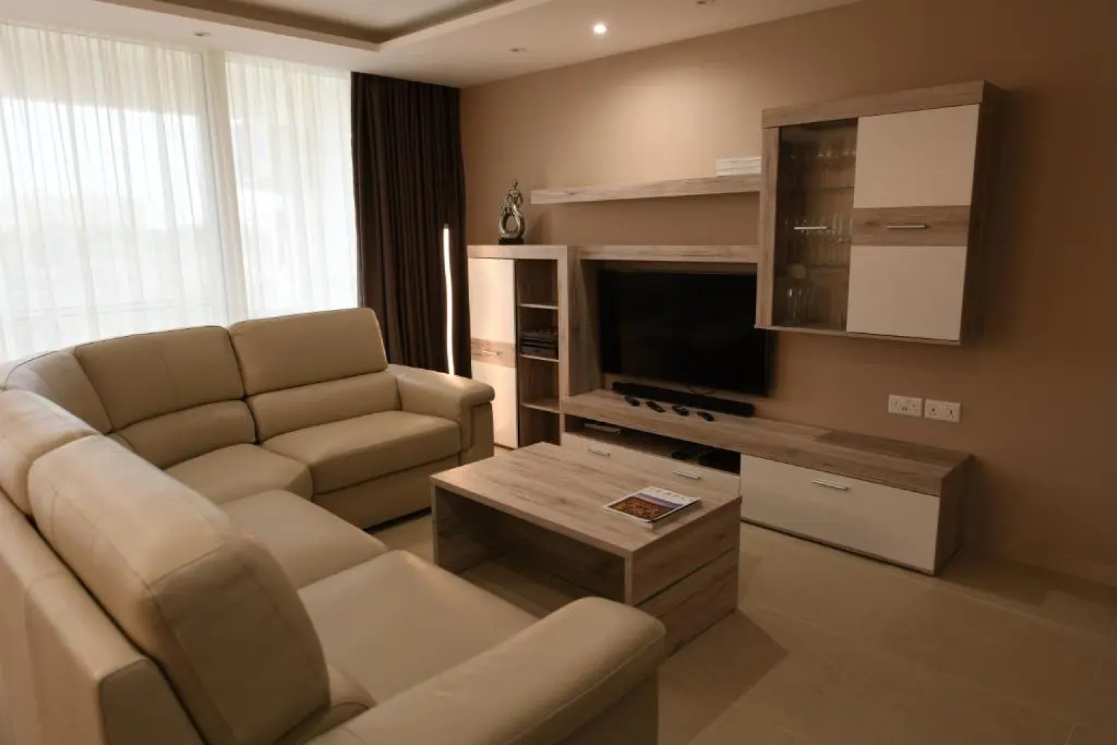 Wileg 4B Luxury Two Bedroom Apartment with Shared Swimming Pool.