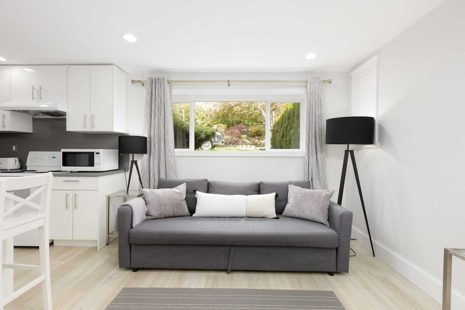 Stylish 1BR Suite in North Vancouver 10 mins ski