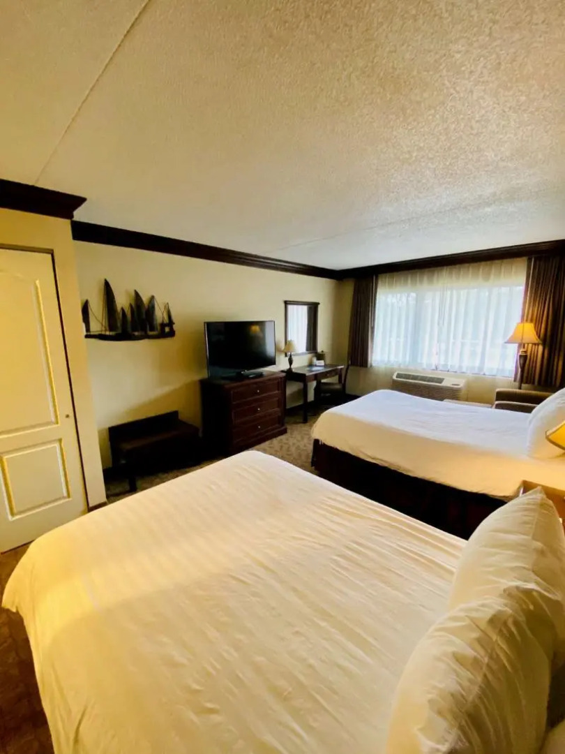 Fourwinds Lakeside Inn & Marina