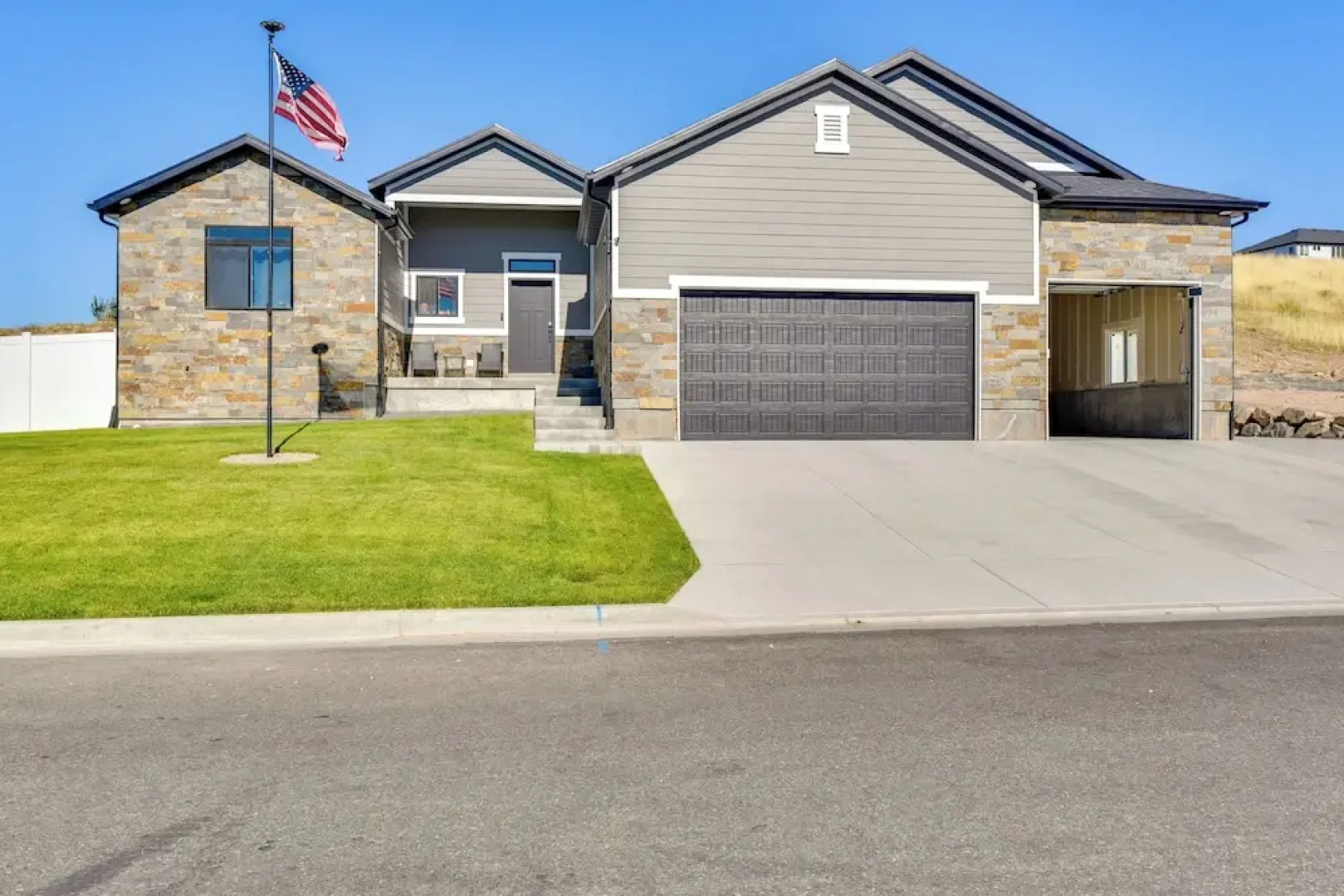 Sleek & Modern Morgan Abode: Great for Families!