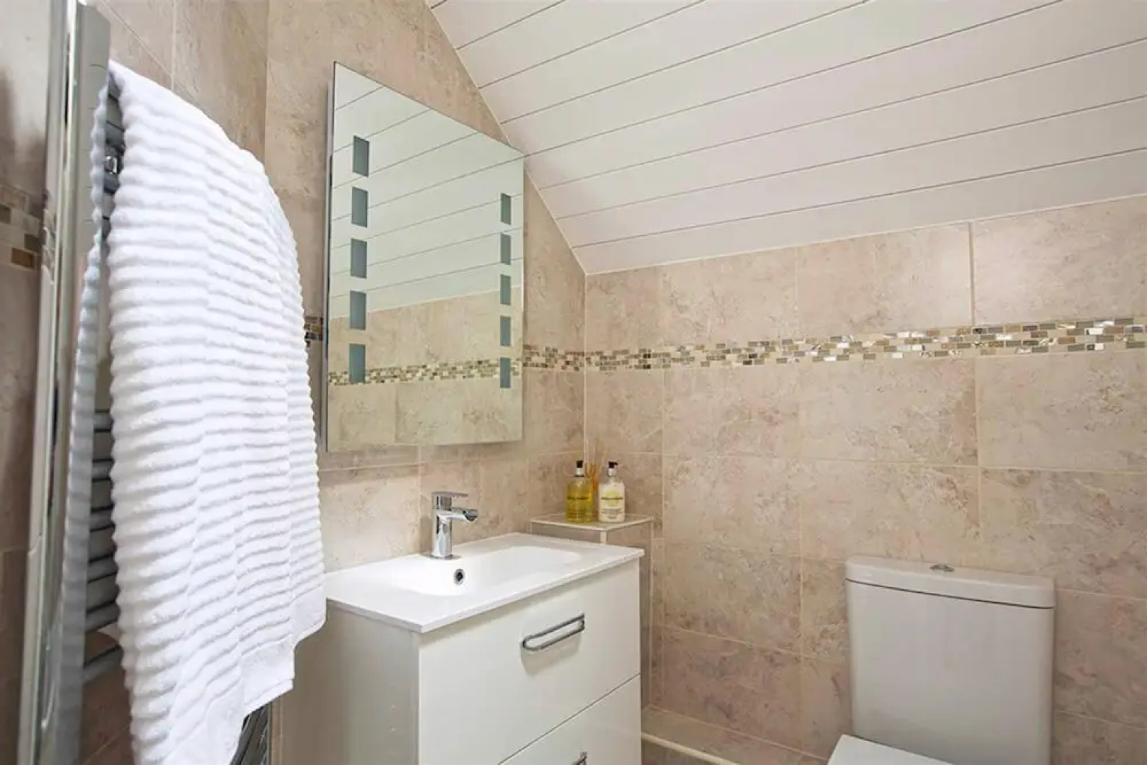 Stylish New England lakeside retreat in the Cotswold Water Park