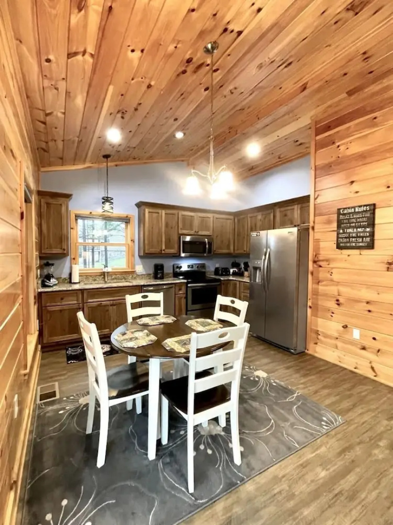 Charming, pet friendly cabin, perfect for fishing, family, hiking and R&R! 2 Bedroom Cabin by RedAwning