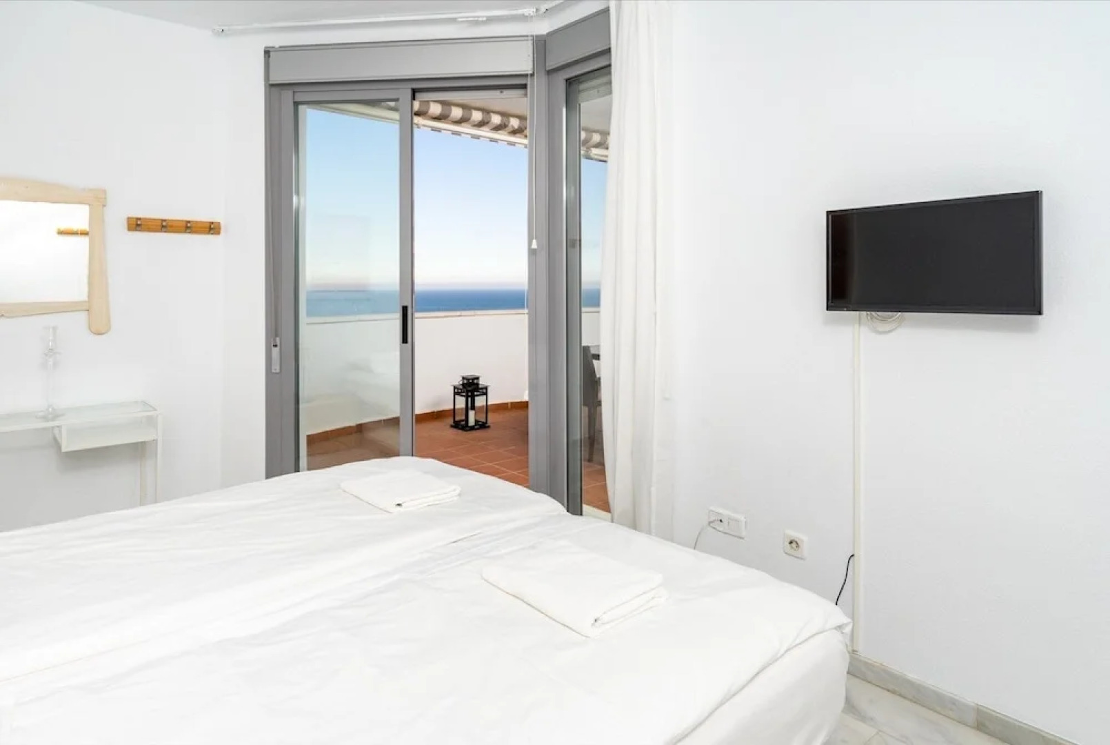 2BR  Apartment with Sea View, Gym and Pool Ref 129