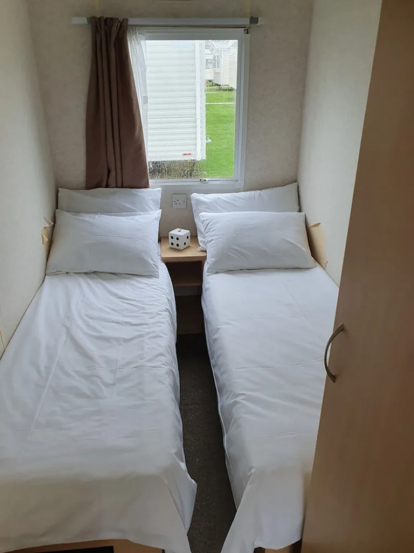 Stunning 2-Bed Sleeps 6 Caravan in Felixstow