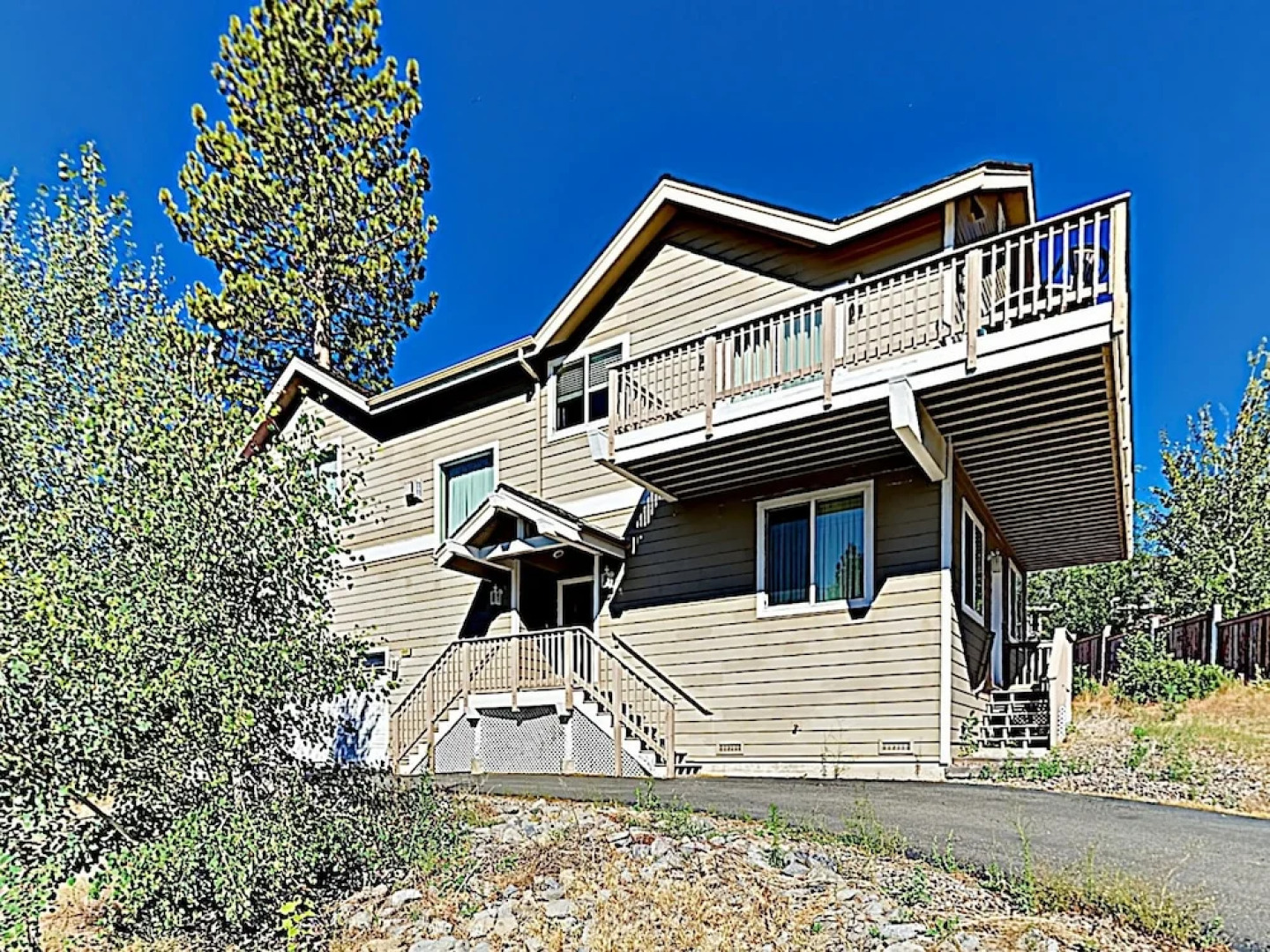 New Listing! Mountain-View Eden W/ Spacious Balcony Home