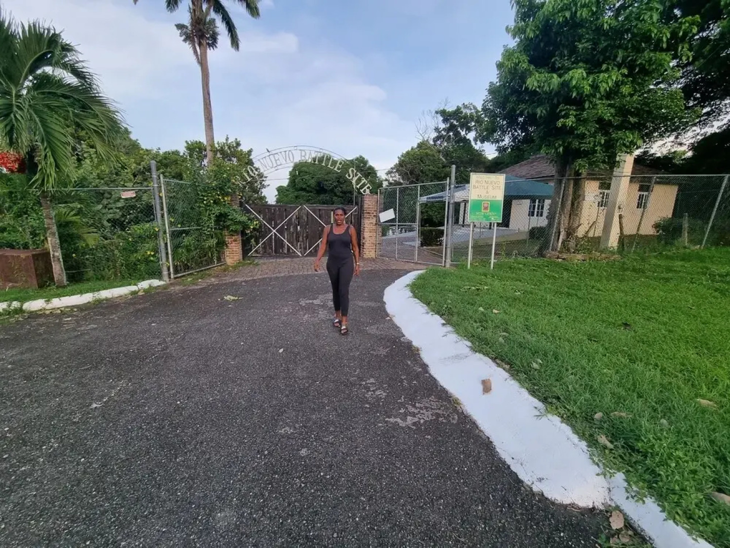 Csompo Empire one bedroom apt