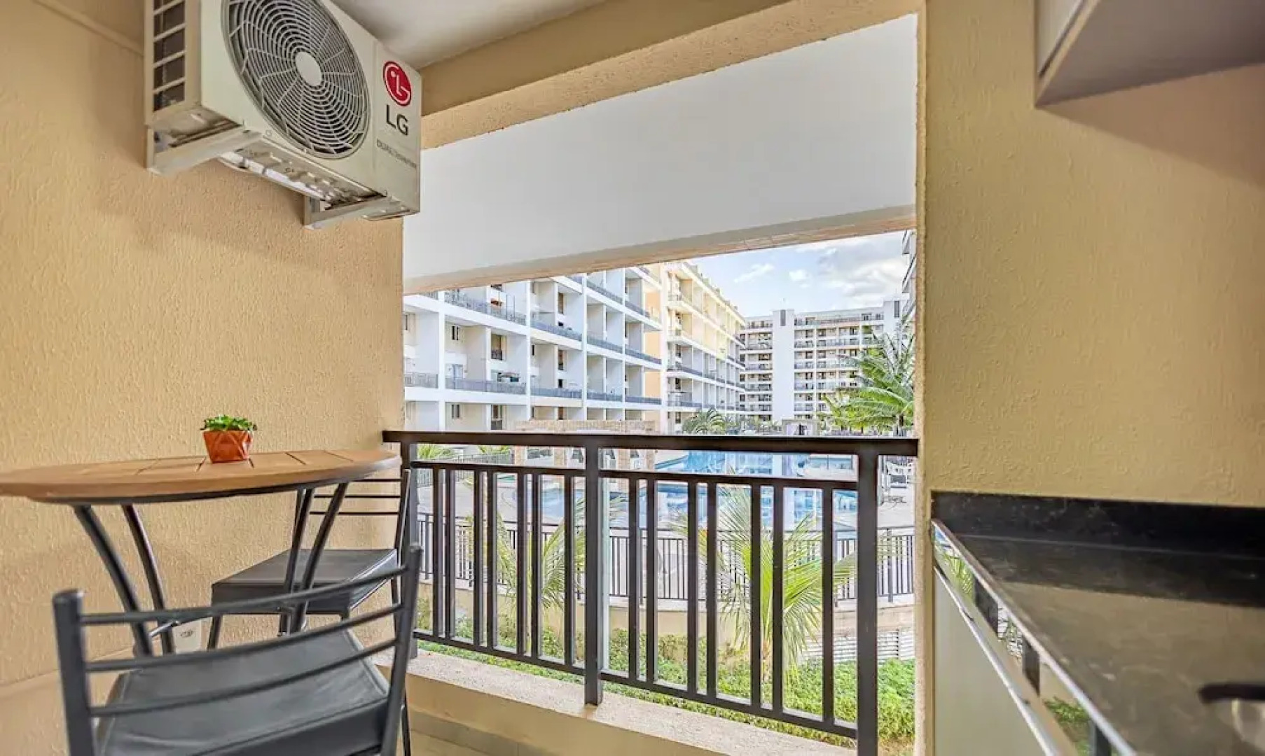 Condomínio Bem localizado com Piscina TCR