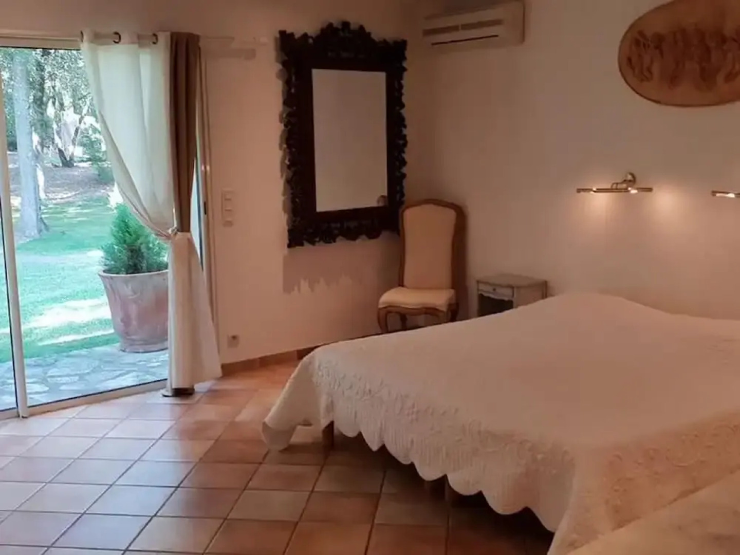 Villa in an Idyllic and Relaxing Setting Near Orange