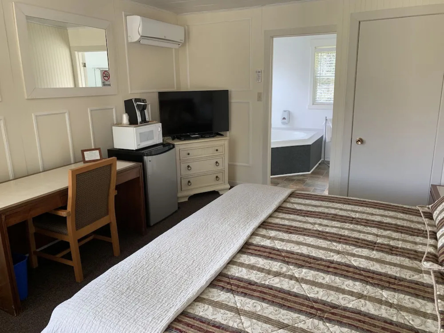 The Lionstone Inn Motel and Cottages