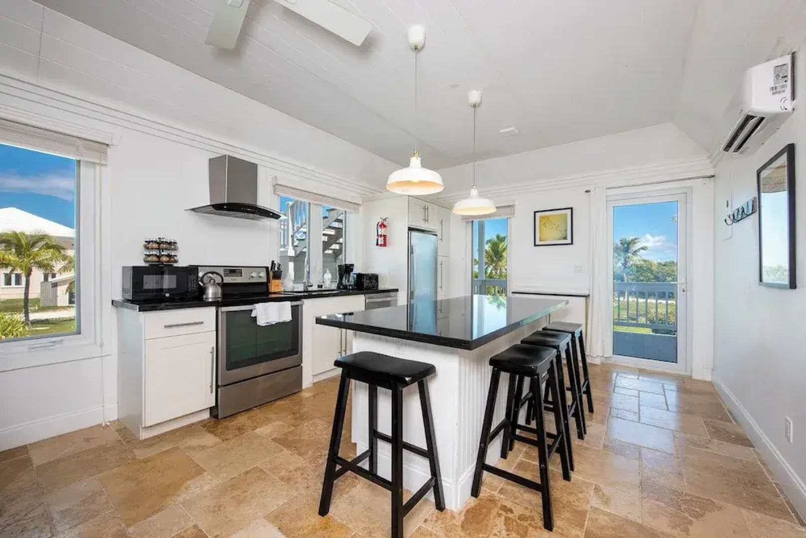 Island Hideout: Quaint Cottage, Moments From The Beach