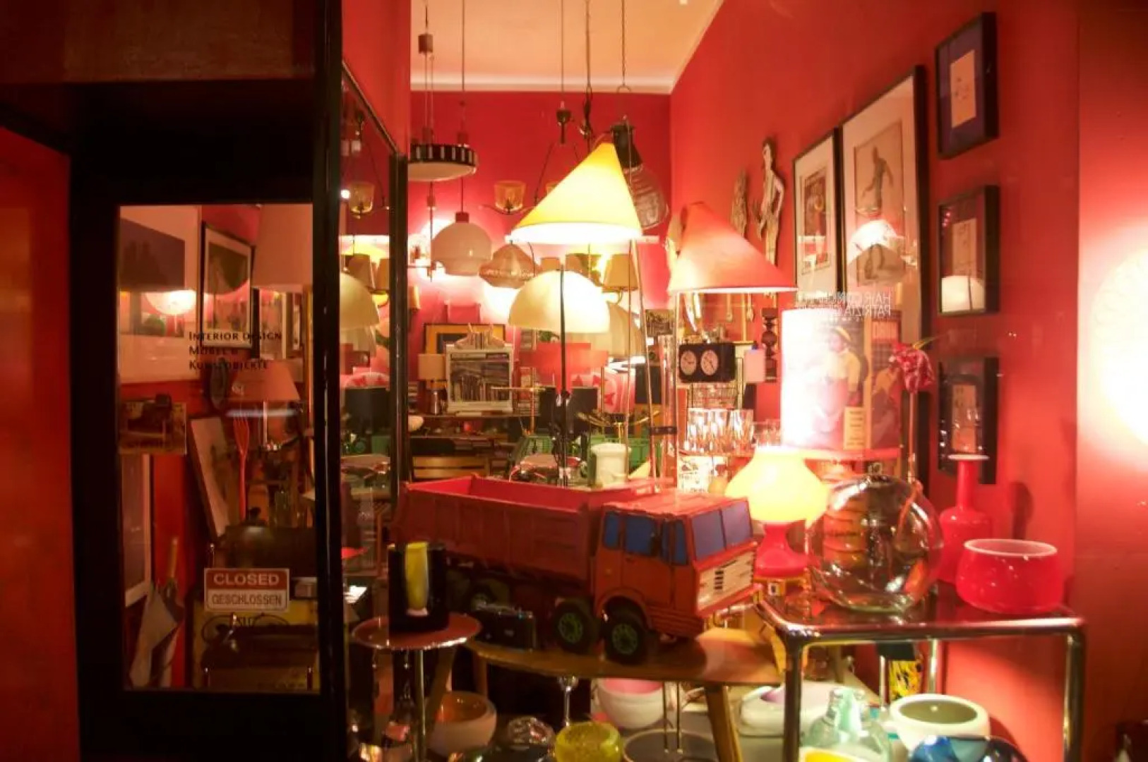 Operastreet Black & White