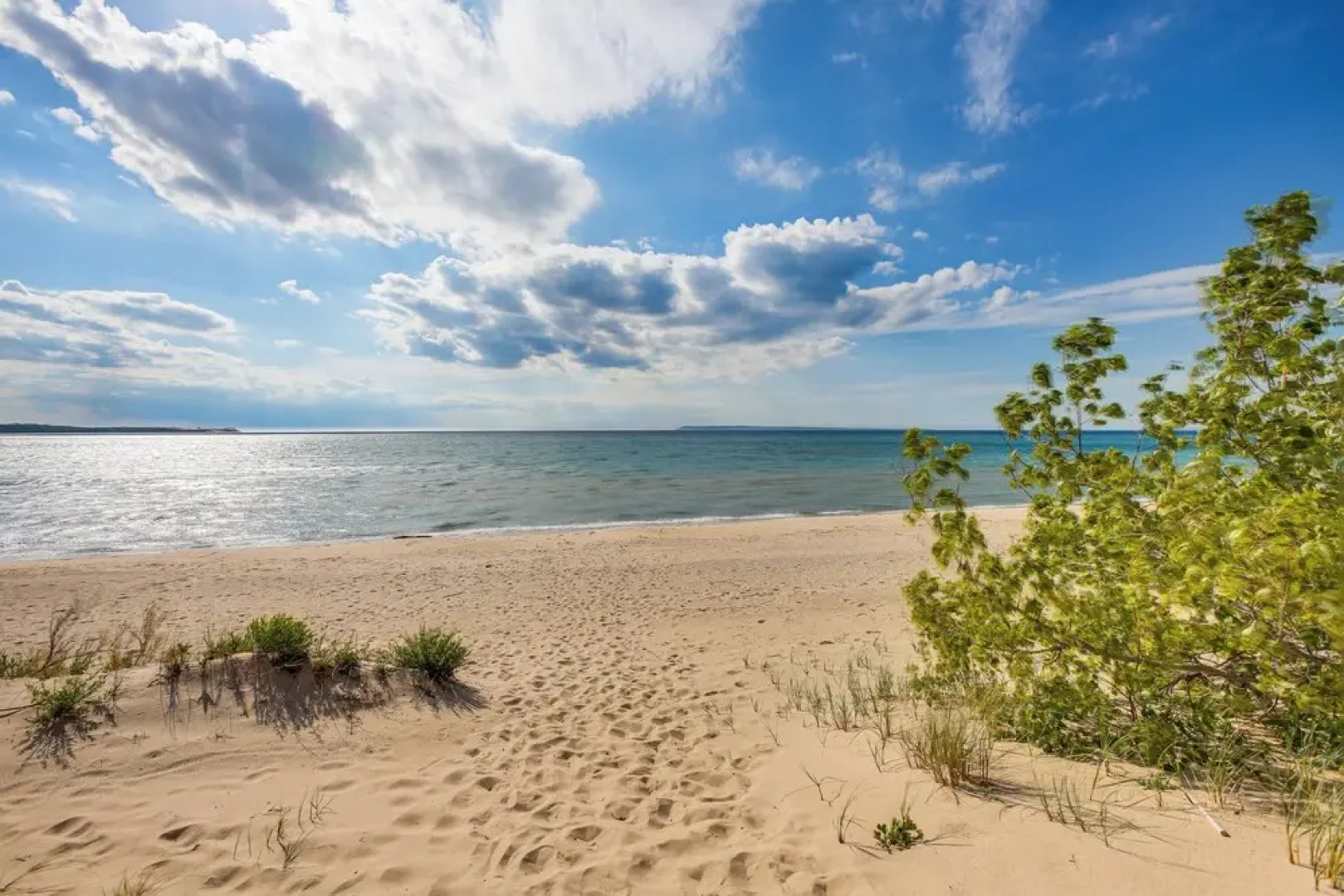 Glen Arbor Riverfront Retreat: Steps to Beach!