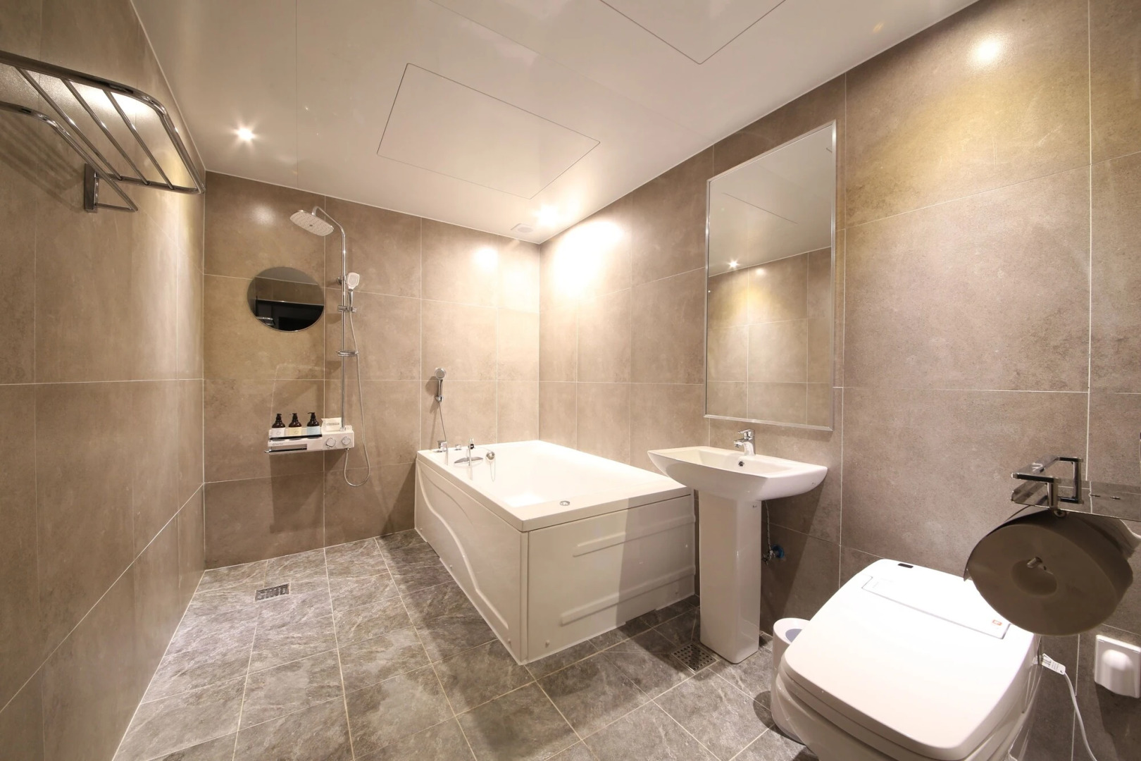 Gupo Station Almond Hotel