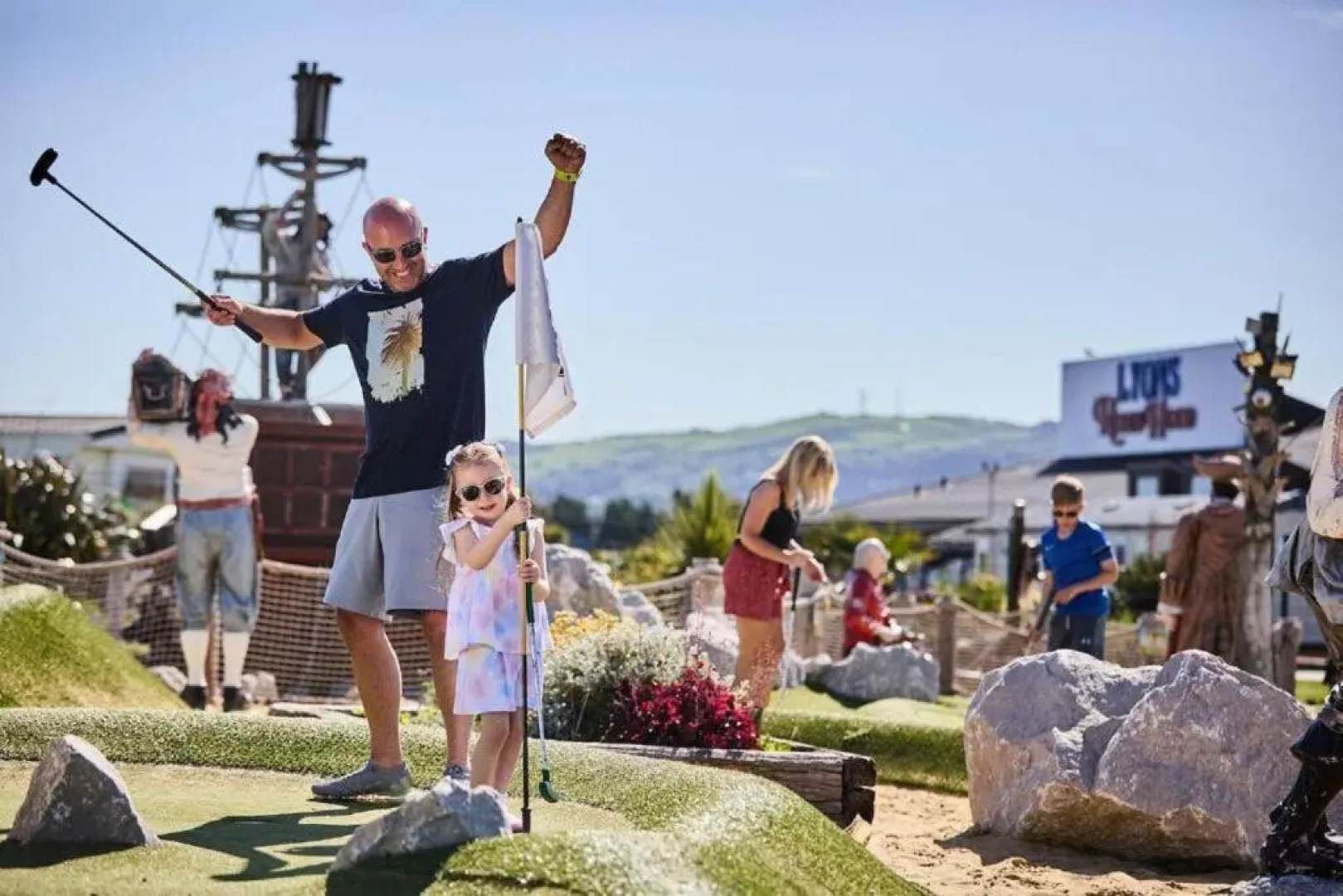 Sleeps 6, Gym, Entertainment, Pool, Beach