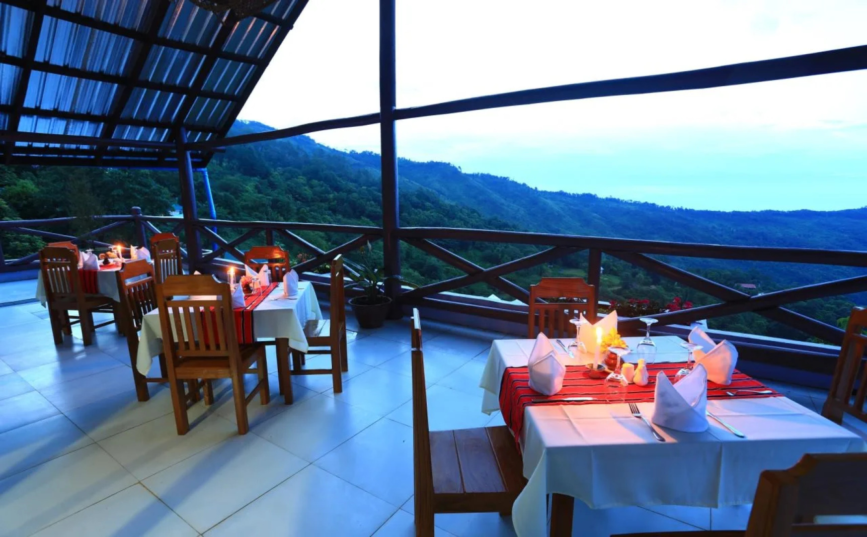 The Floral Breeze Hotel Mt.Victoria