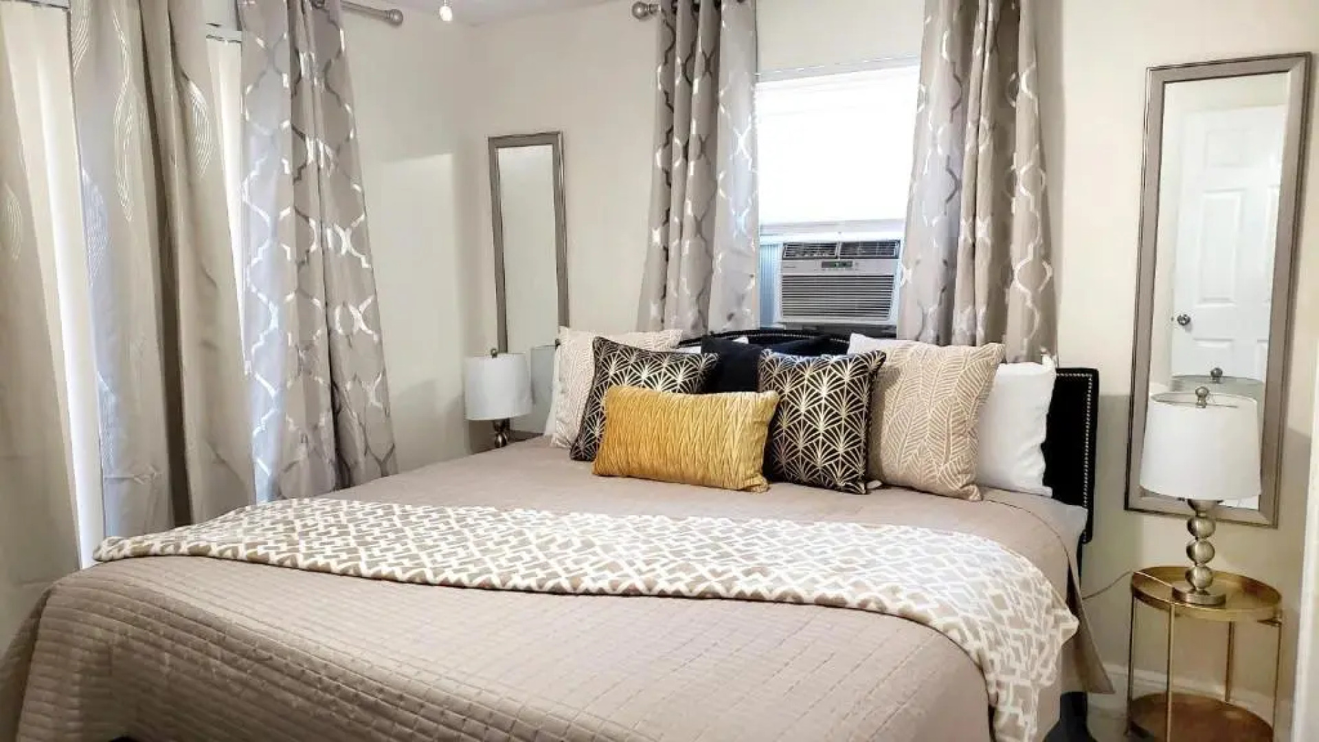 Glam 2 Bedroom Suite 4 Miles from Hard Rock Stadium