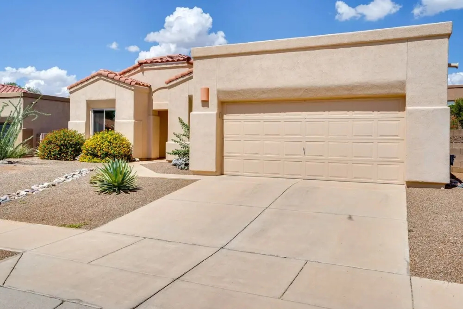 Luxury Tucson Retreat: Patio, Hot Tub & Fireplace