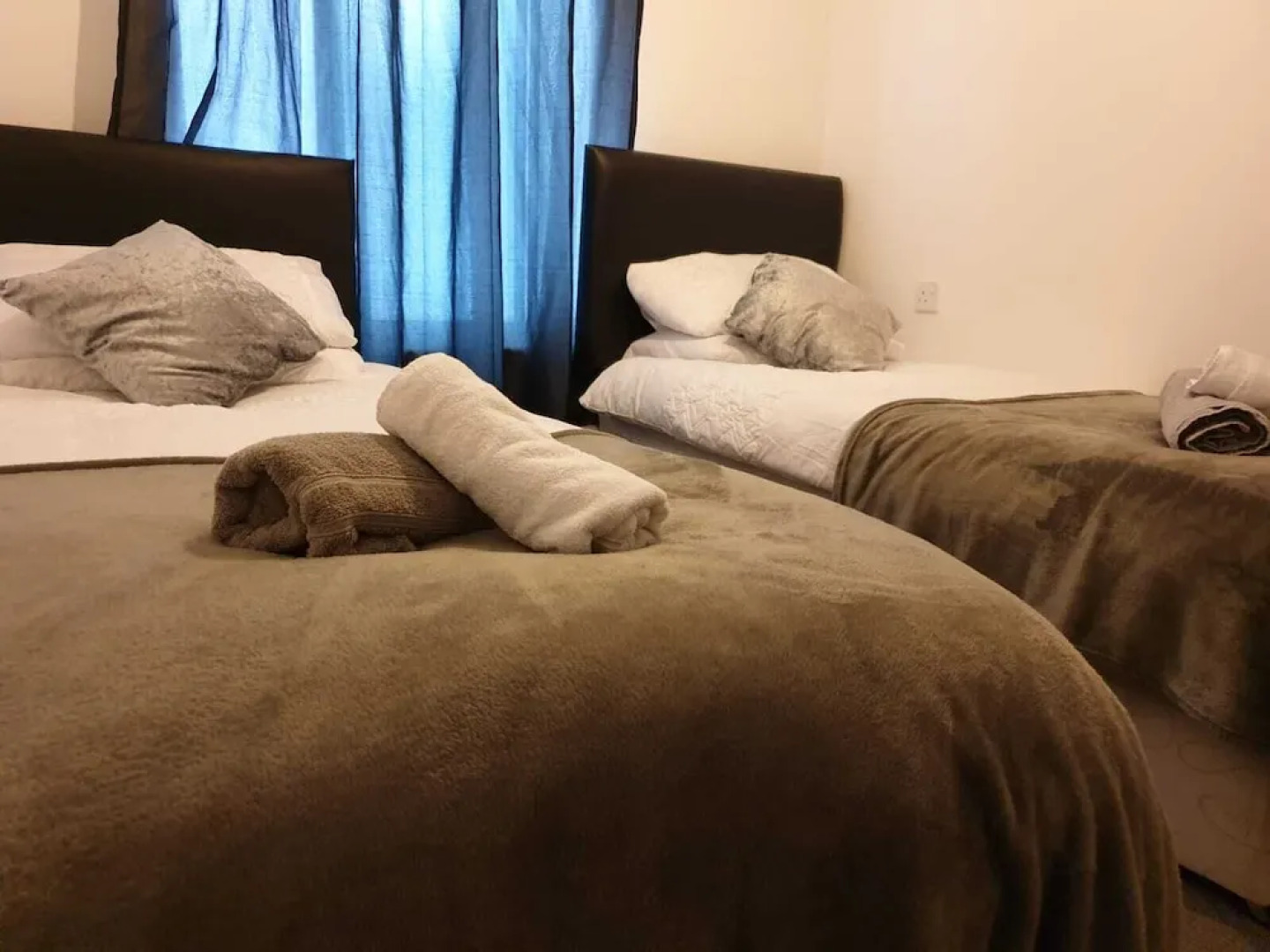 2 Bed Apartment B70 off M6 With Free Parking