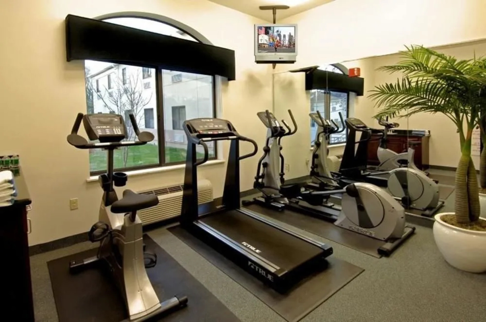 Holiday Inn Express & Suites Williamstown - Glassboro