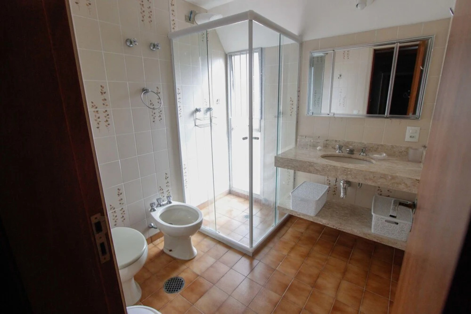 150m da praia com piscina aquecida e sauna