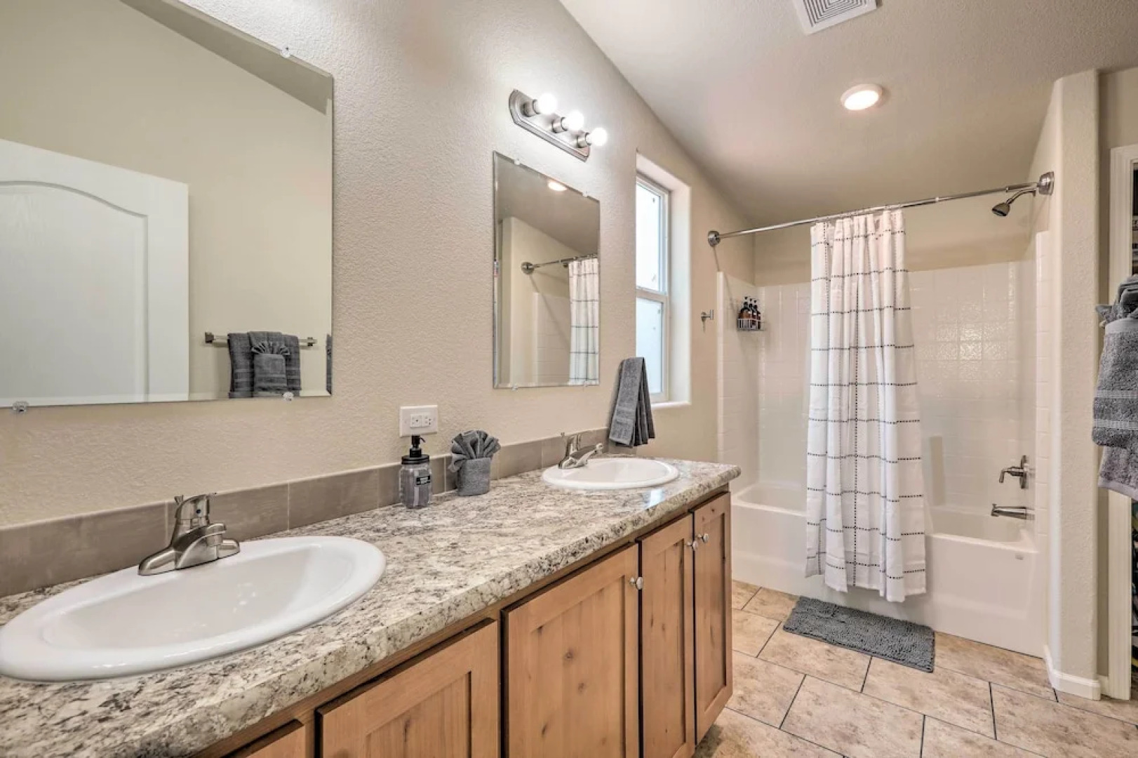 Bright & Modern Flagstaff Cottage Escape!