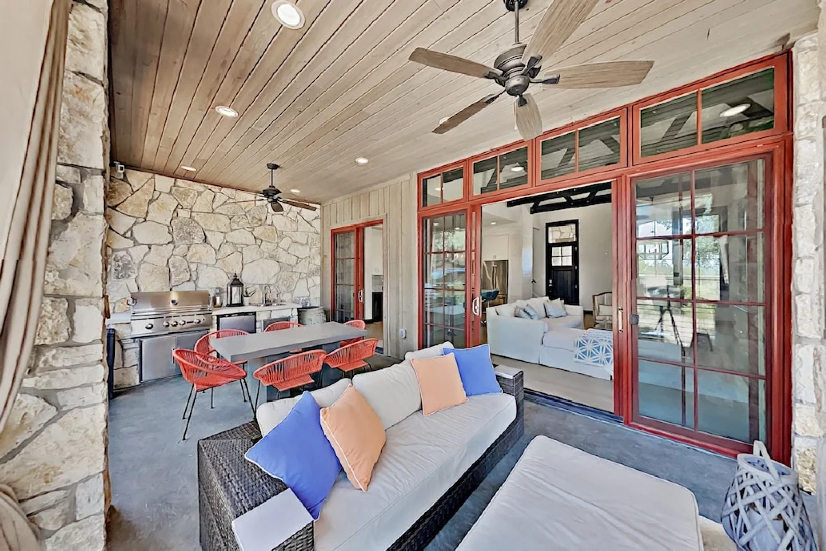 Luxury W/ Private Hot Tub & Outdoor Kitchen 3 Bedroom Home