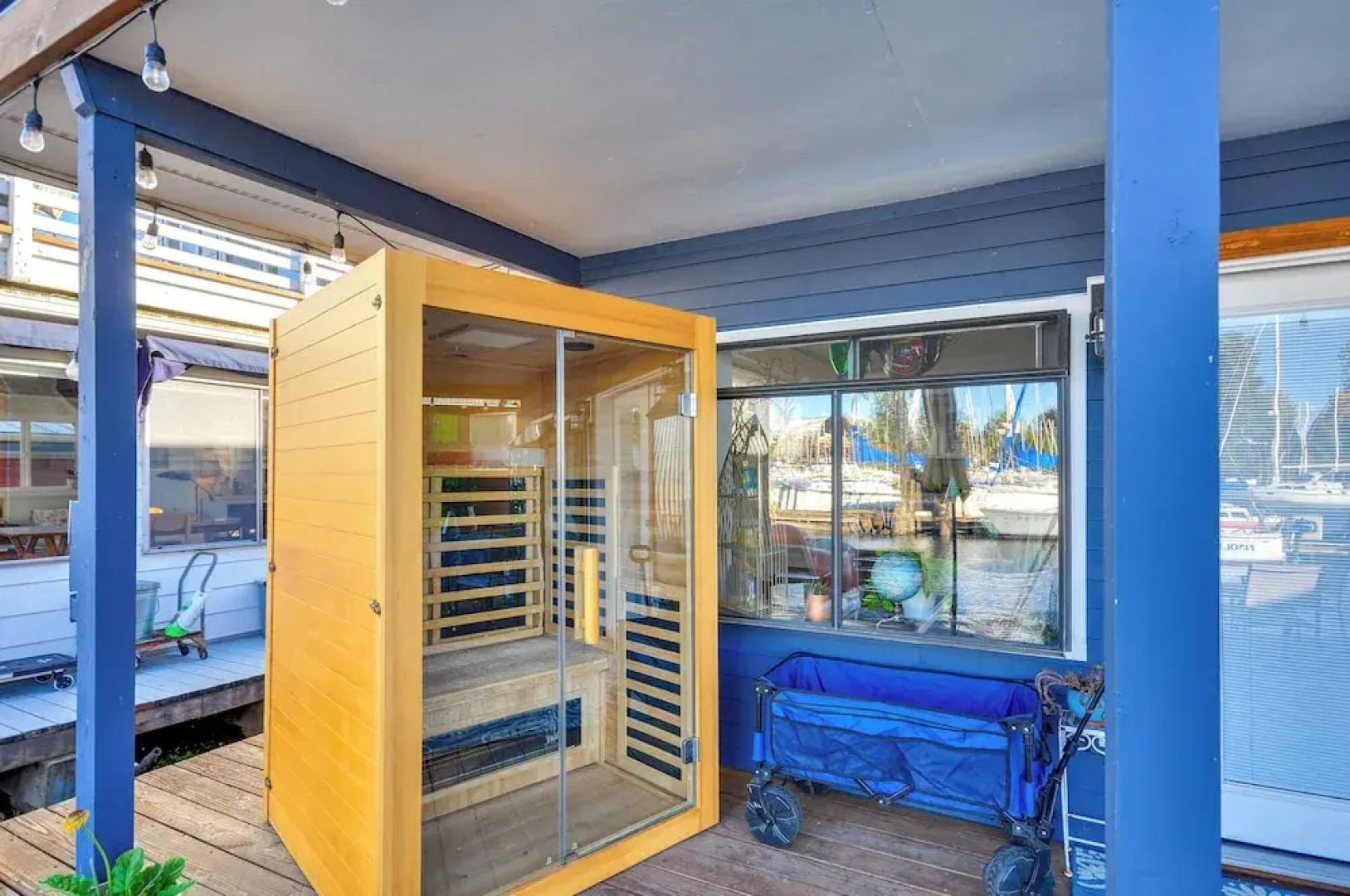 Portland Floating Home Getaway w/ Sauna!