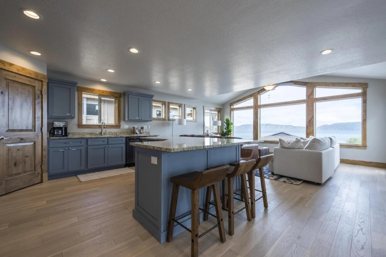 Beautiful Modern Lakefront Home - Private Beach Access, Clubhouse, Pool, & Hot Tub