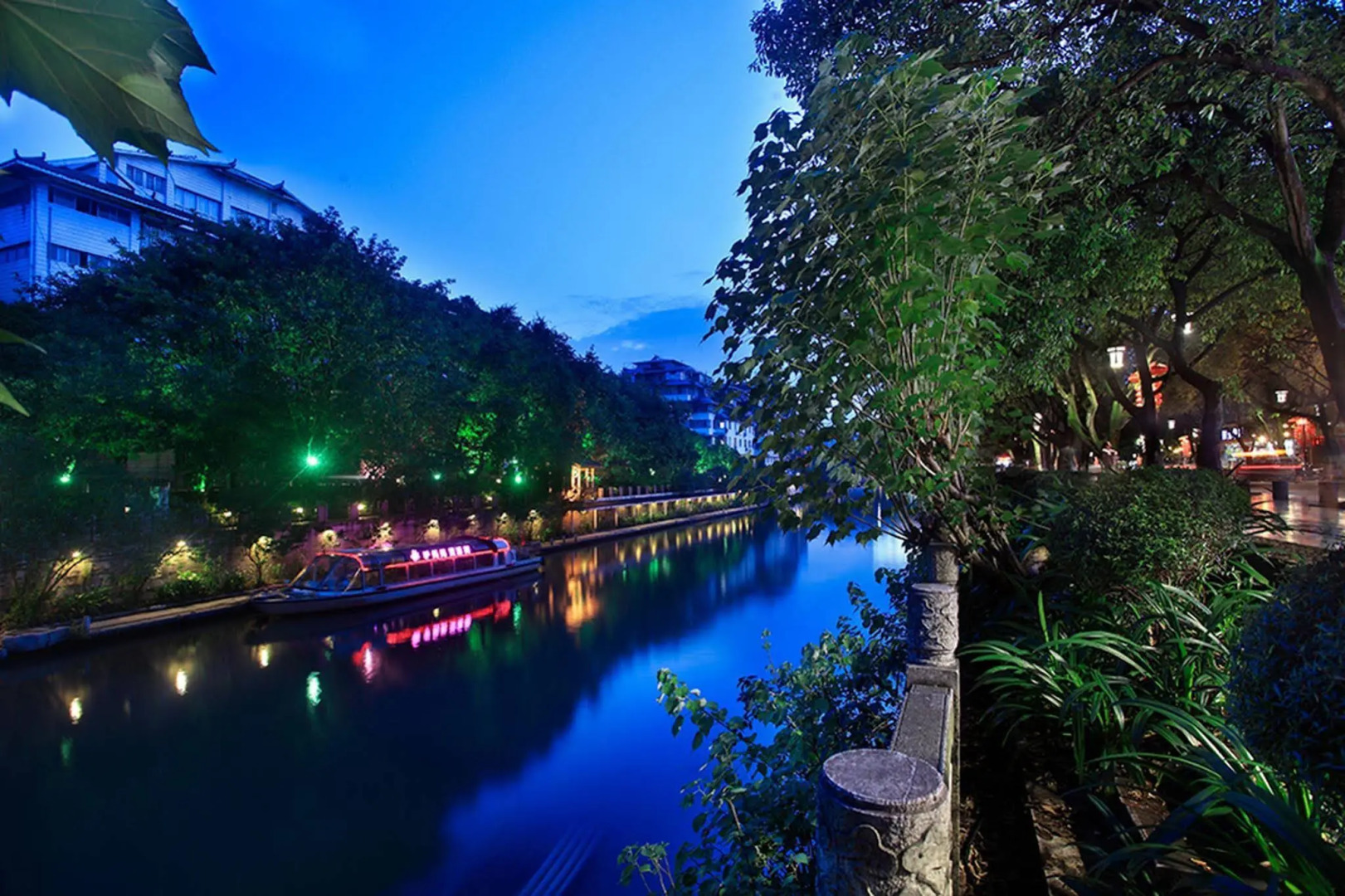 Moon Reflection River lnn