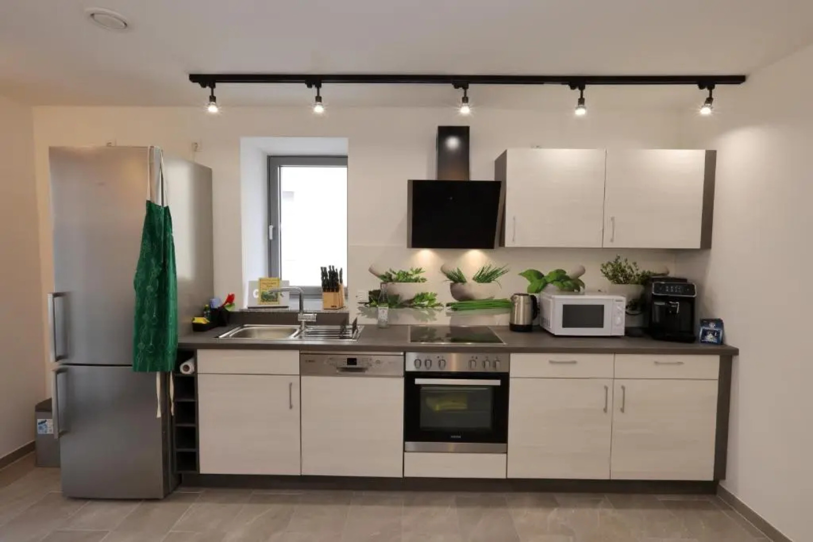 Modern und Neu, TOP Ausstattung mit Kaffeevollautomat, 2x Netflix-TV, Lüftungsanlage, Geschirrspüler