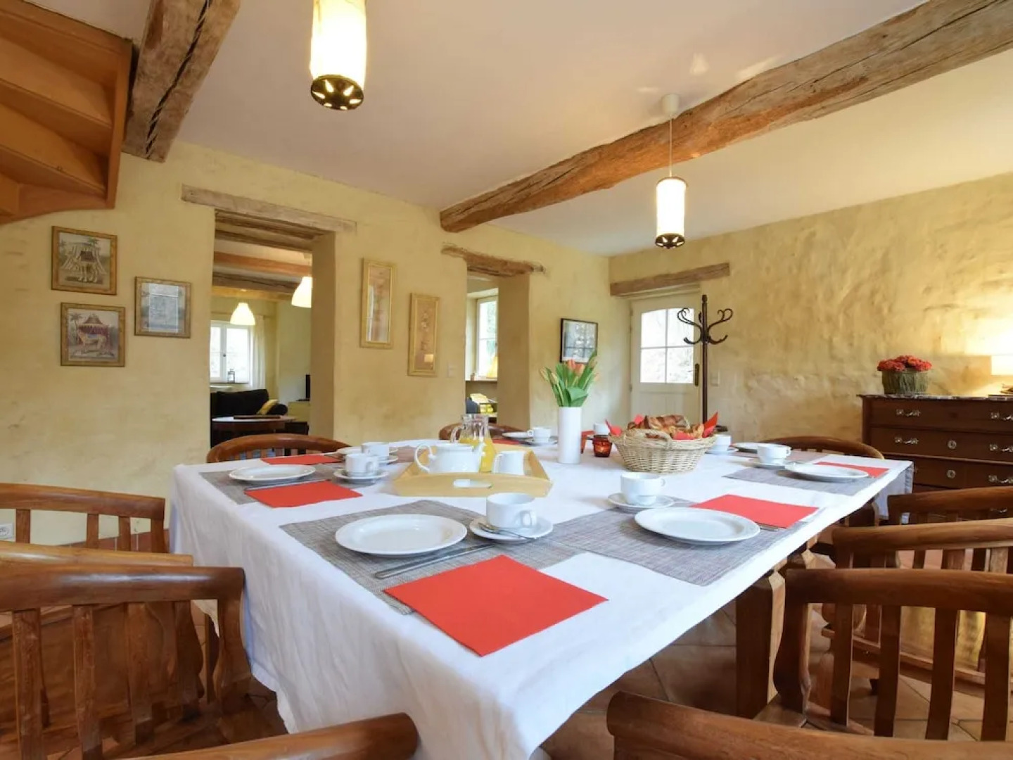 Castle Wing Situated in the Heart of a Quiet