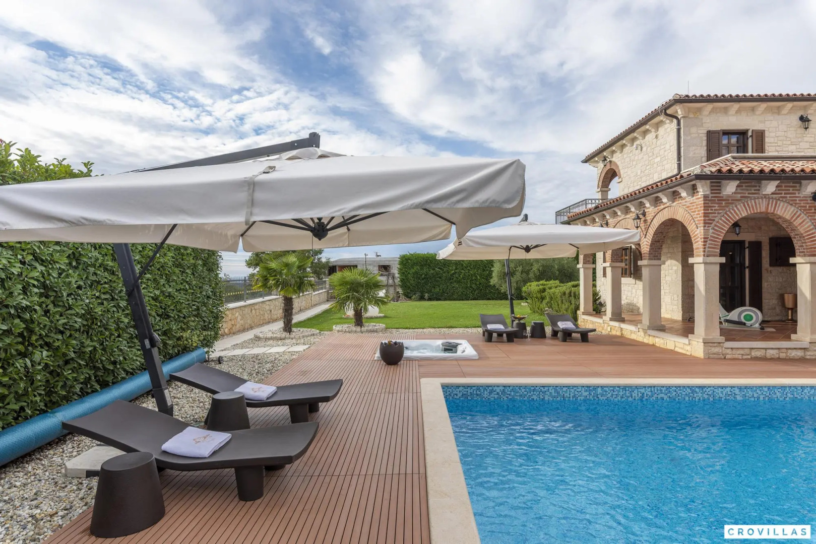 Carolus in Barat with 5 bedrooms and 5 bathrooms