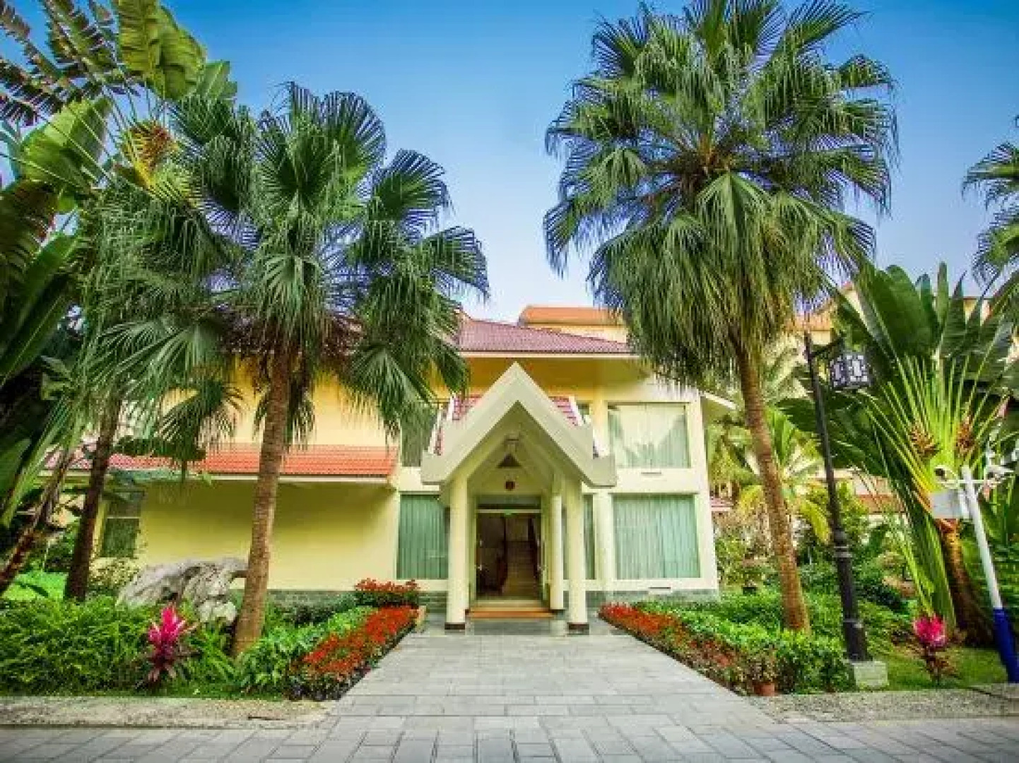 Crown Hotel Jinghong (Aegean Sea Shopping Mall & Water-Splashing Square Branch)