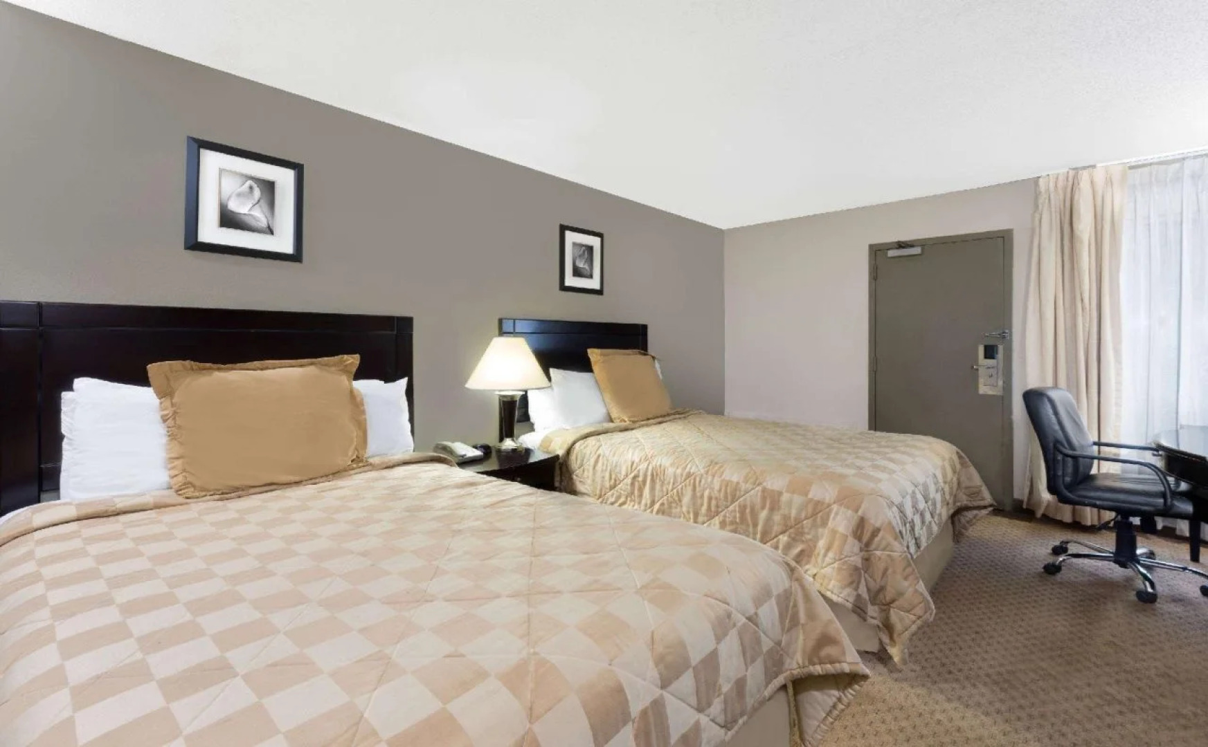 Howard Johnson Inn Cleveland Airport