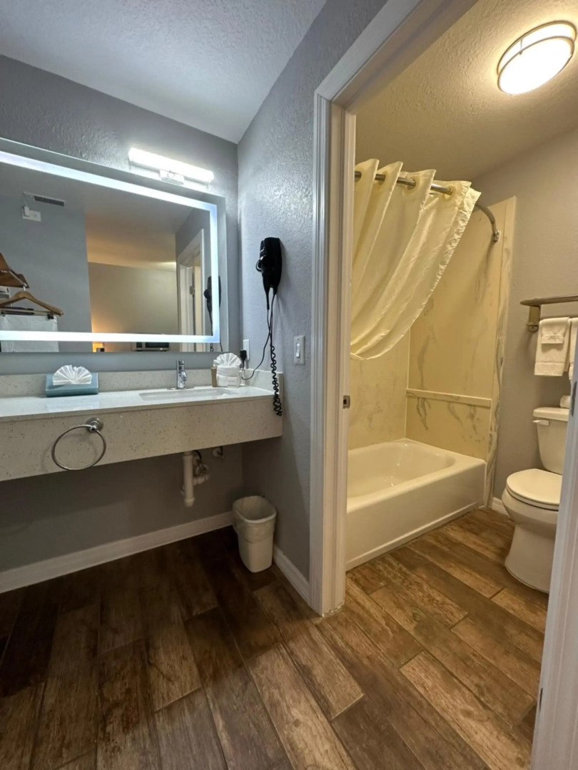 Lantern Inn & Suites