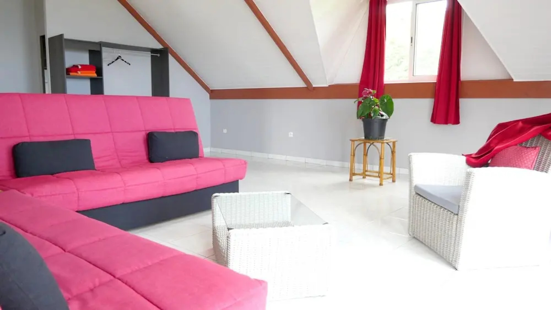 House With 4 Bedrooms in Piton Saint-leu, With Pool Access, Enclosed G