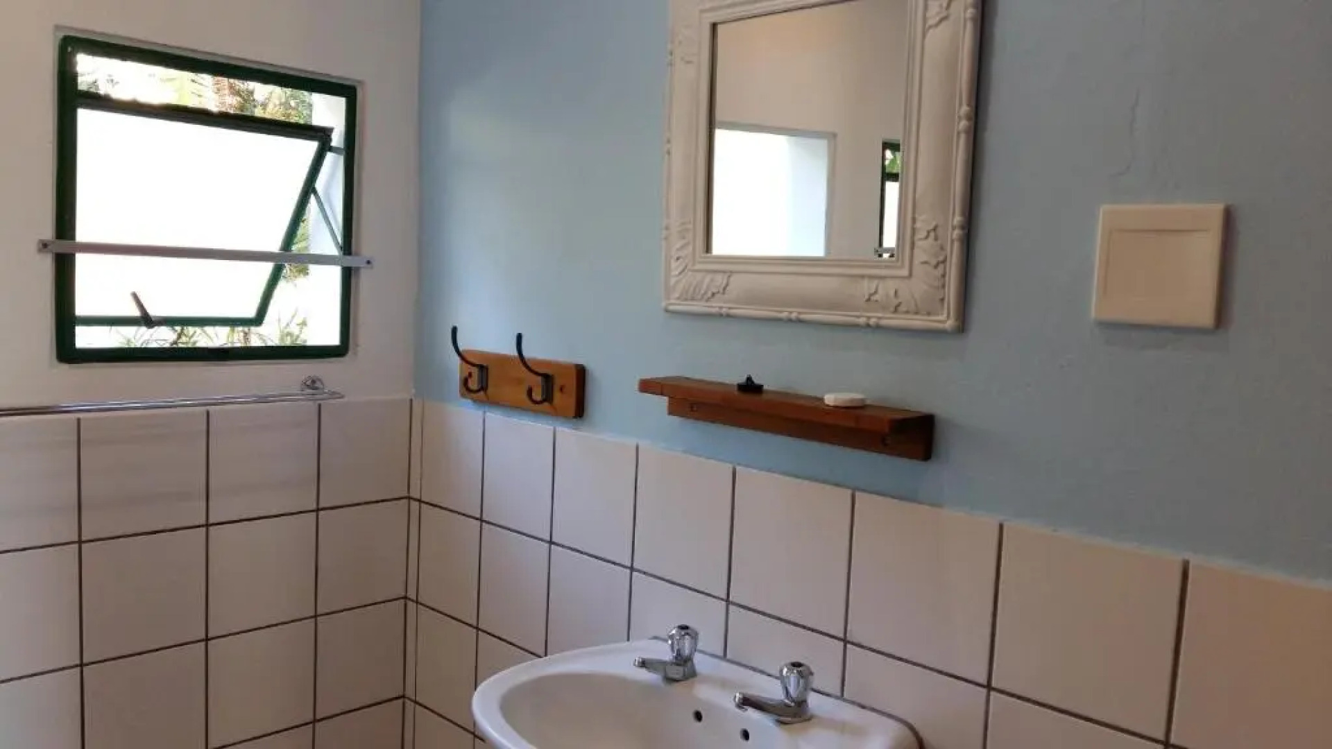 Buccaneers Lodge & Backpackers