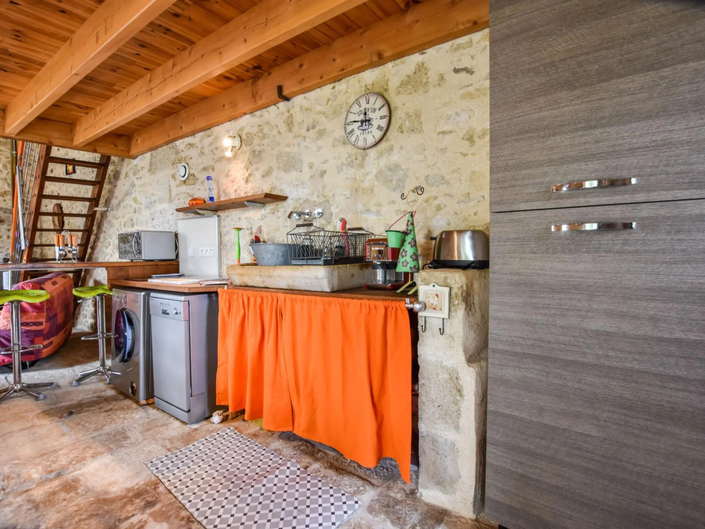 Stone House in a Vineyard, With Swimming Pool, Near Bordeaux