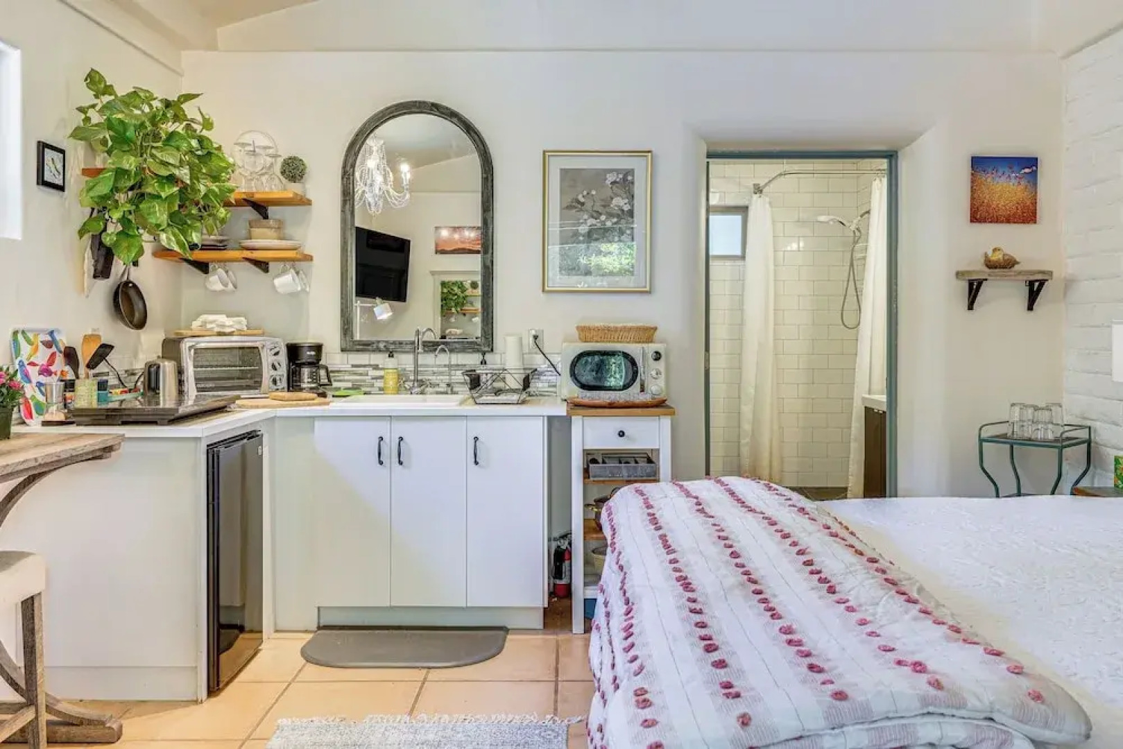 Casa Paloma Studio: Artsy & Airy w/ Hot Tub Access