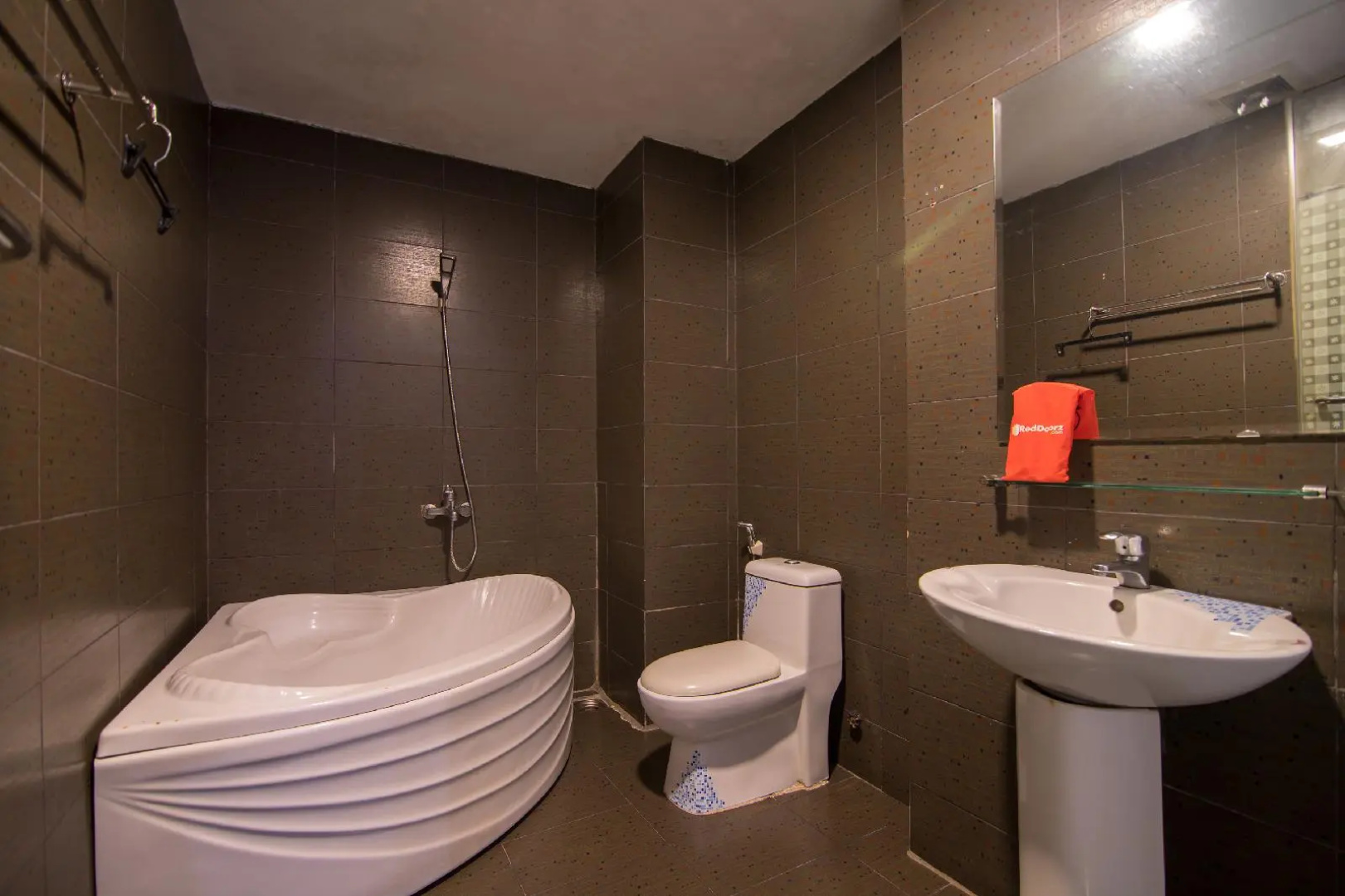 RedDoorz Near Tan Dinh Market 3