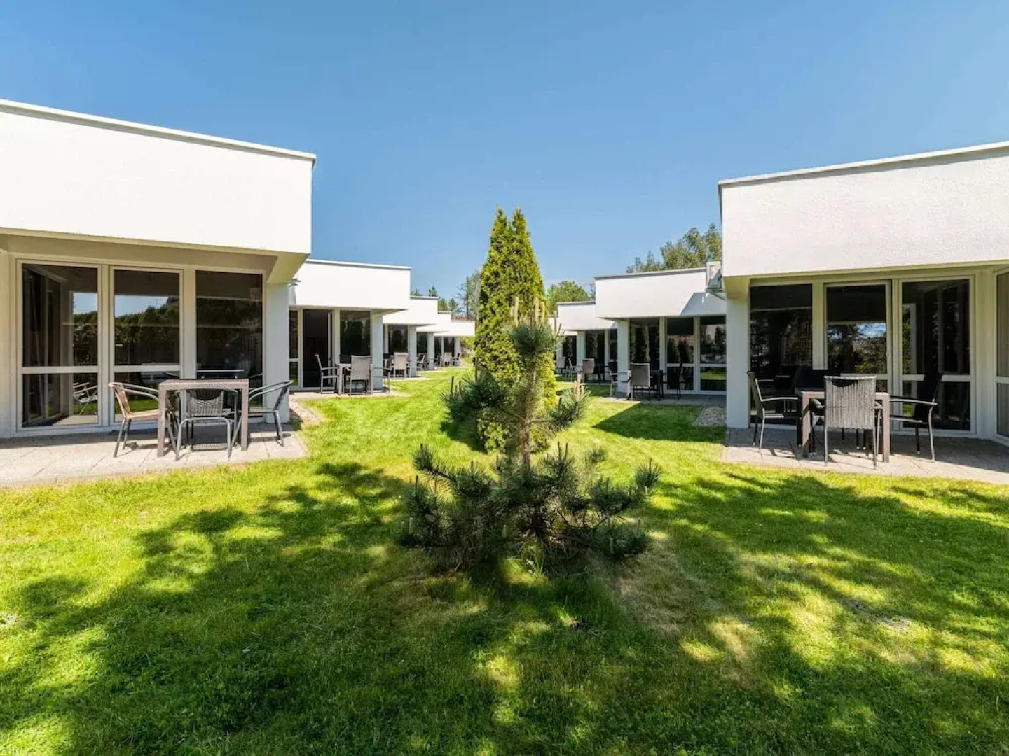 Holiday Homes With Pool, Close to the Beach