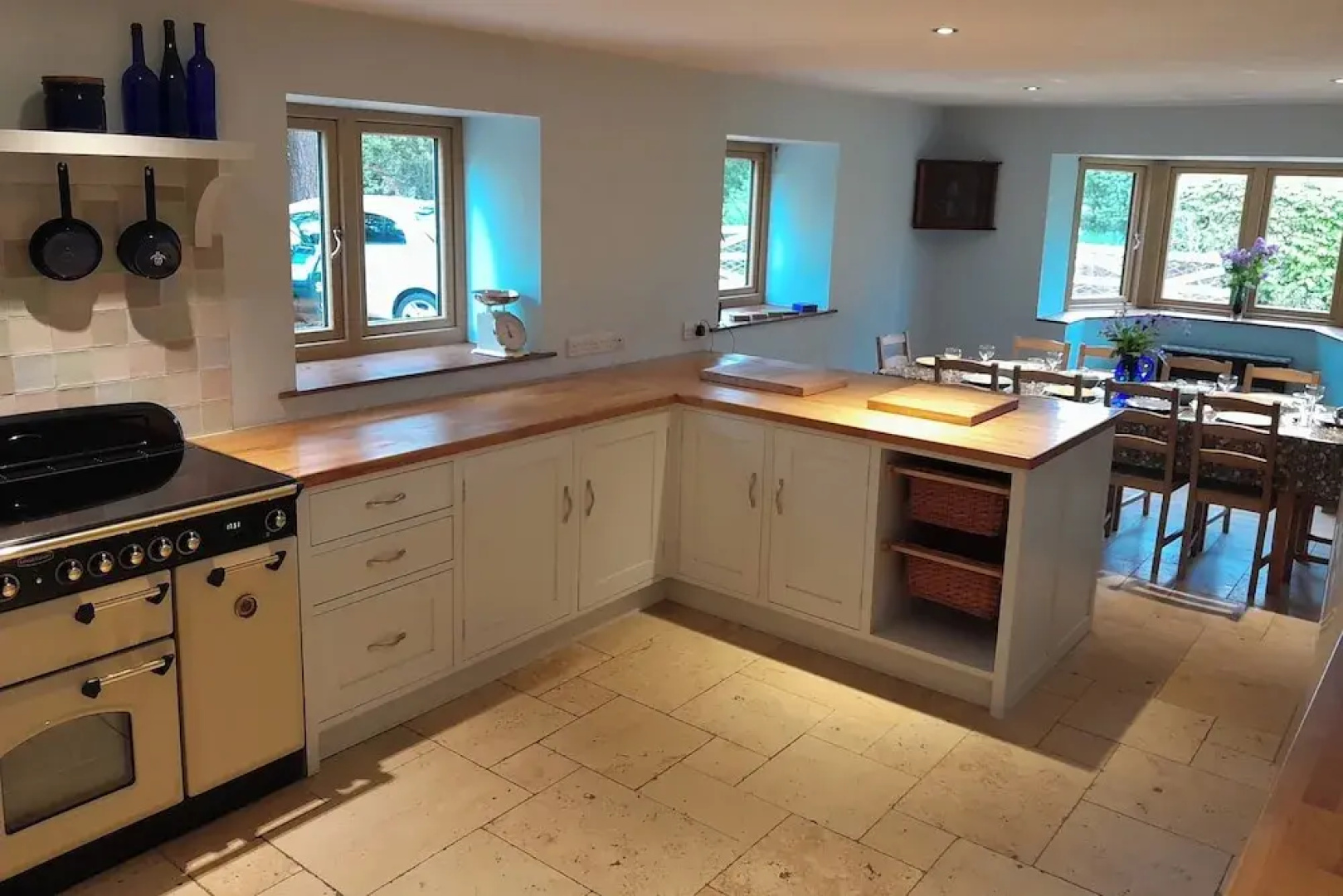 Canal-side 5-bed Cottage - Sleeps 10, Pet Friendly