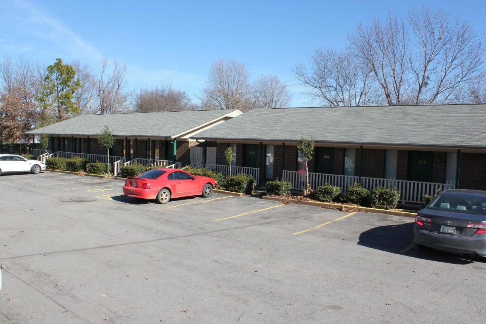Oak Hill Inn & Suites