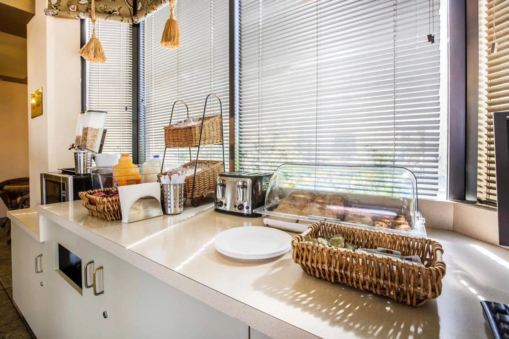 California Inn and Suites Bakersfield