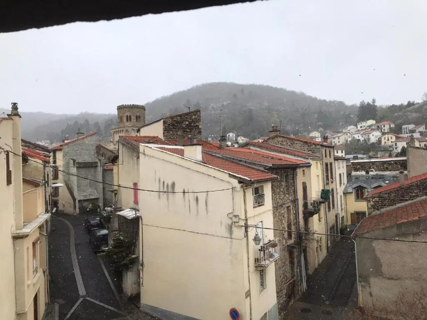 Super Studio refait à neuf proche des commerces