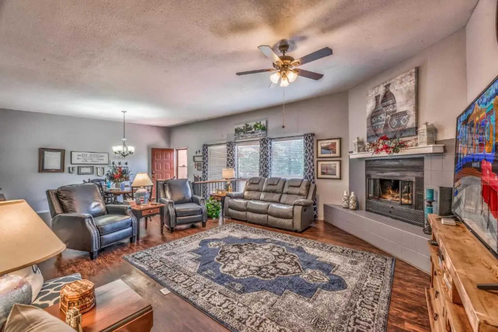 Cozy Up Haus, 3BRs, Game Room, Deck, Wi-Fi, Sleeps 8