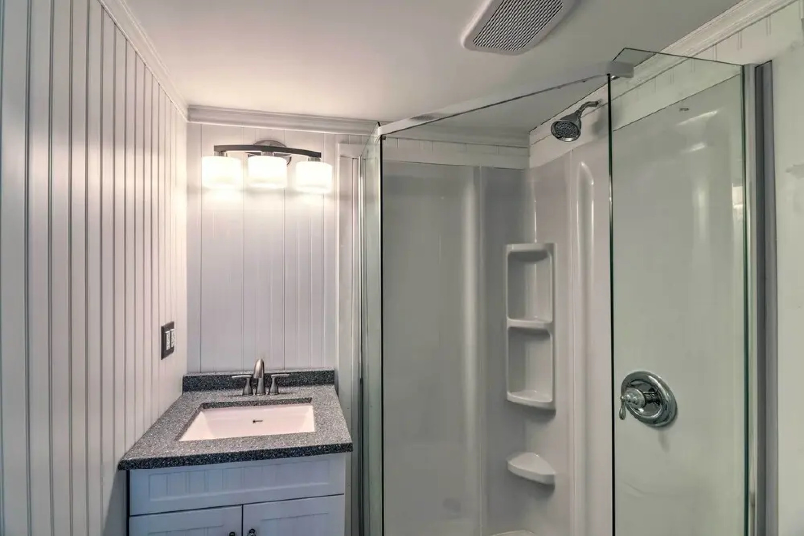 Airy Oceanfront Condo: Beach Views & Pool Access!