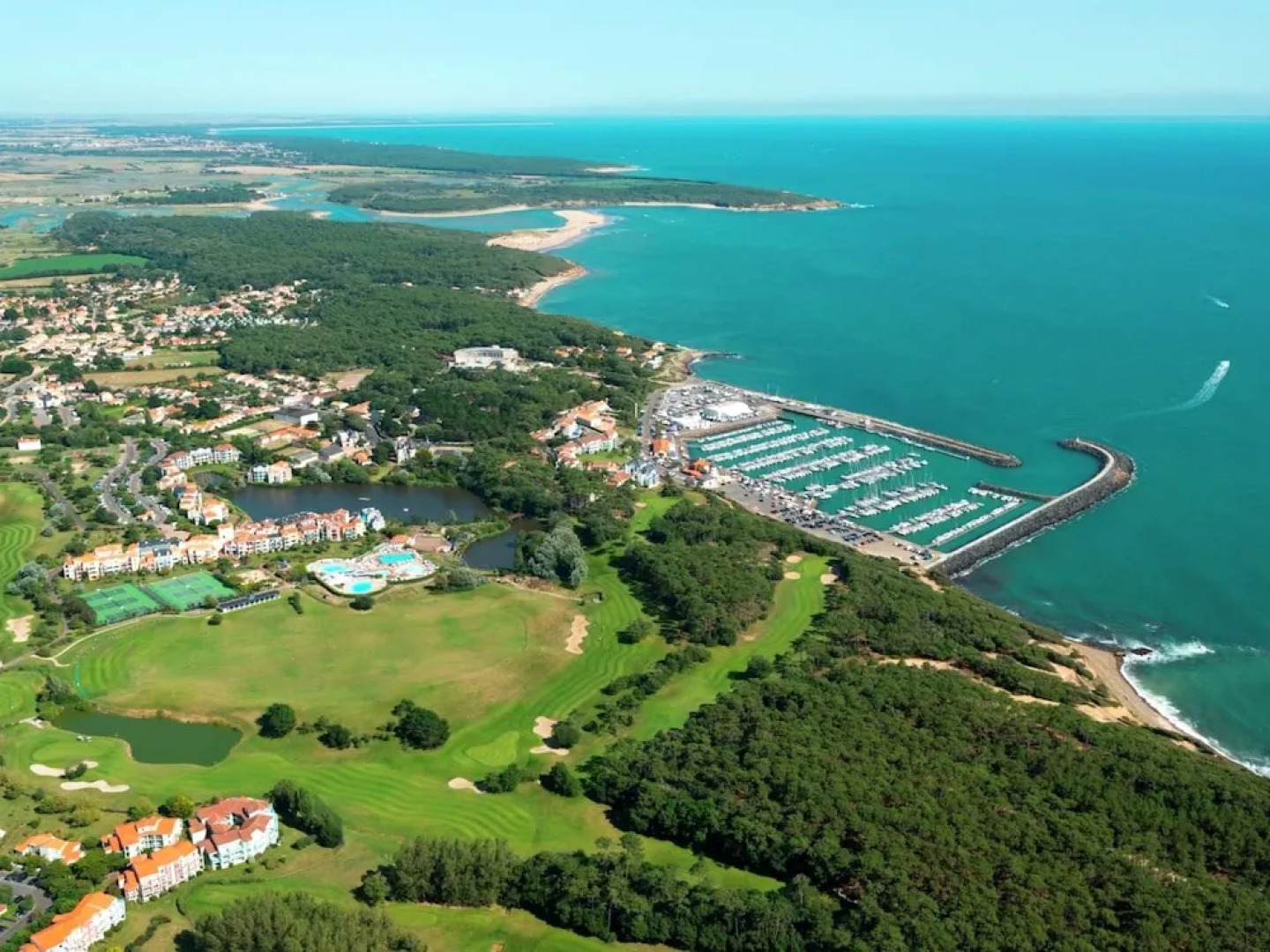 Villa With High-end Kitchen, Jacuzzi & Pool in Longeville sur mer