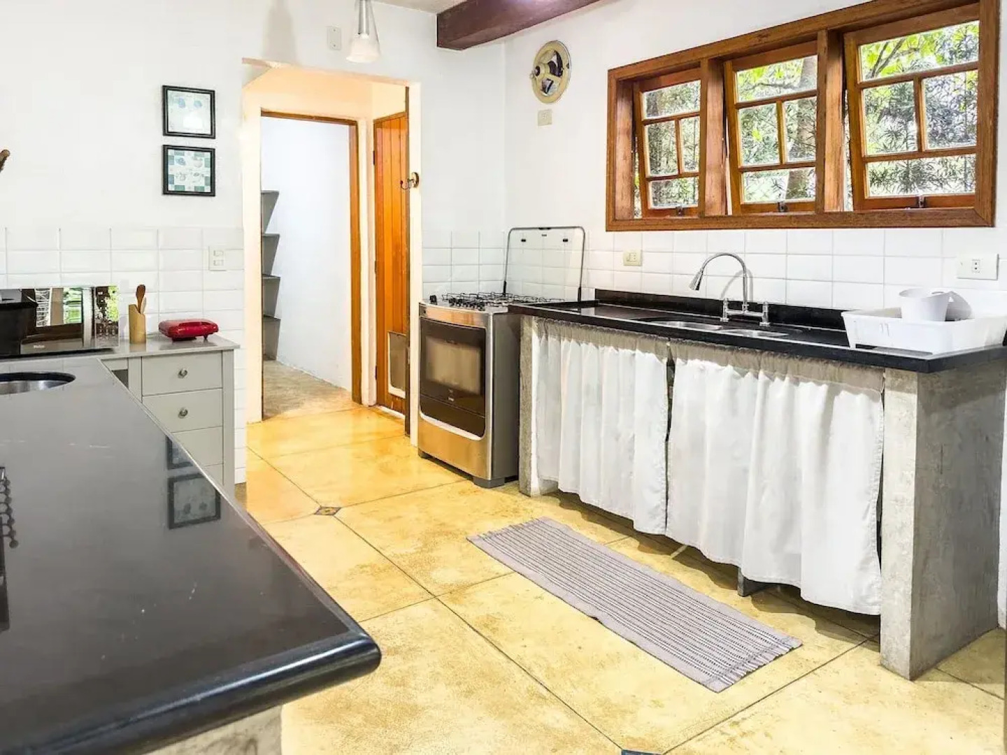 Casa com Piscina Privativa e Natureza – Granja Viana, São Paulo